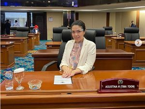 7 Gaya Tina Toon, Anggota DPRD yang Jawab Tudingan Cuma Bisa Selfie 7 Gaya Tina Toon, Anggota DPRD yang Jawab Tudingan Cuma Bisa Selfie