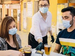 Ini 5 Tips Aman Pakai dan Lepas Masker saat Makan di Restoran