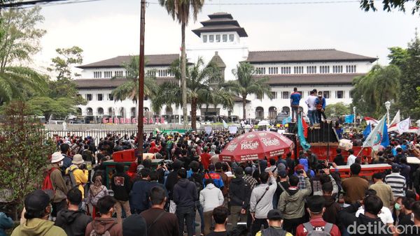 Tolak Omnibus Law, Massa Aksi Penuhi Gedung Sate