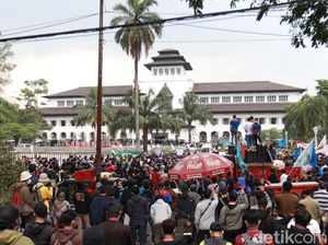 3 Hari Pedemo Ricuh, Pemprov Jabar: Mayoritas Kerusakan di Luar Gedung Sate 3 Hari Pedemo Ricuh, Pemprov Jabar: Mayoritas Kerusakan di Luar Gedung Sate