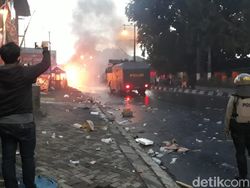 Truk Satpol PP di Sukoharjo Dibakar Massa Demo