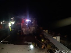Truk Muat Tabung Elpiji Terbakar di Tol Ngawi-Kertosono, Sopir Selamat