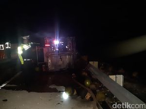 Truk Muat Tabung Elpiji Terbakar di Tol Ngawi-Kertosono, Sopir Selamat Truk Muat Tabung Elpiji Terbakar di Tol Ngawi-Kertosono, Sopir Selamat