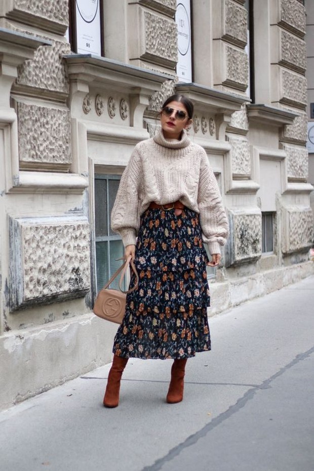 outfit yang paling cocok untuk kamu kenakan adalah turtleneck.