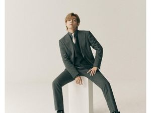 V BTS Tampil Ganteng Pakai Jas Rp 72 Juta, Tak Lama Langsung Sold Out