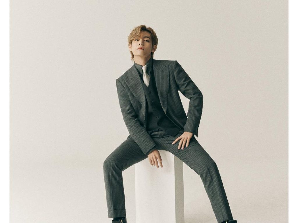 V BTS Tampil Ganteng Pakai Jas Rp 72 Juta, Tak Lama Langsung Sold Out V BTS Tampil Ganteng Pakai Jas Rp 72 Juta, Tak Lama Langsung Sold Out