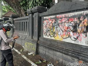 Jejak Vandalisme Dalam Aksi Demo Tolak Omnibus Law di Kota Malang Jejak Vandalisme Dalam Aksi Demo Tolak Omnibus Law di Kota Malang