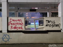 Aksi Pedagang Asongan Bersihkan Halte dari Coretan Piloks