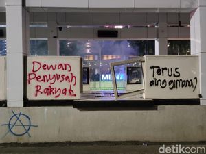 Aksi Pedagang Asongan Bersihkan Halte dari Coretan Piloks Aksi Pedagang Asongan Bersihkan Halte dari Coretan Piloks