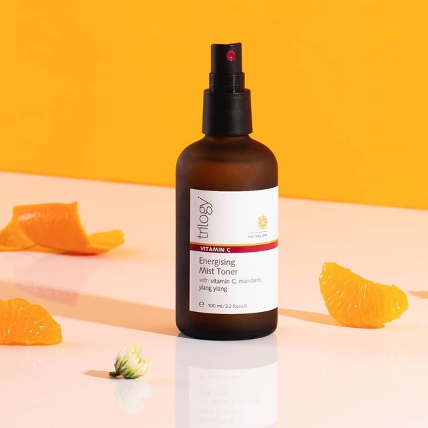 Vitamin C Energising Mist Toner ini mengandung bahan-bahan alami yang akan melembapkan dan menyegarkan kulit wajah secara instan.