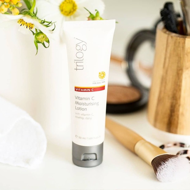 Dalam produknya ini Trilogy menggunakan daisy flower extract, rosehip seed oil dan citrus nobilis peel oil sebagai bahan-bahannya.