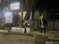 Tangis Risma Usai Fasum Rusak Akibat Demo Tolak UU Omnibus Law