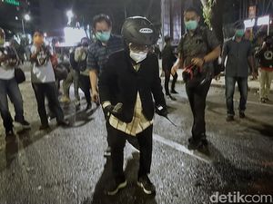 Risma Bersih-bersih di Lokasi Demo Omnibus Law yang Berujung Ricuh