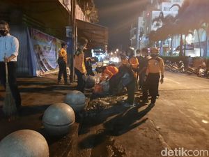 Usai Demo Omnibus Law Ricuh, Warga Gotong Royong Bersihkan Malioboro Usai Demo Omnibus Law Ricuh, Warga Gotong Royong Bersihkan Malioboro