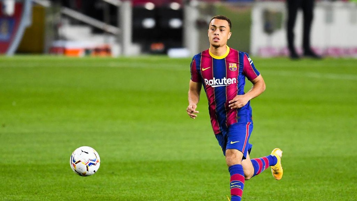 Sergino Dest ingin belajar banyak dari pemain top di Barcelona. Foto: (Getty Images)