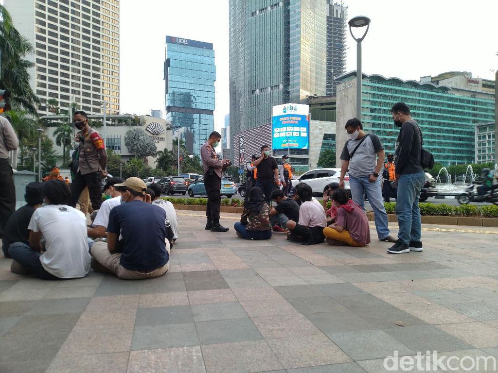 14 Remaja Diamankan Lagi di Bundaran HI, Polisi: Ada Ajakan Demo di WA 14 Remaja Diamankan Lagi di Bundaran HI, Polisi: Ada Ajakan Demo di WA