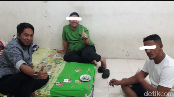 Adik Pasha Ungu ditangkap BNNP Sulteng terkait kasus narkoba (M Qadri/detikcom) Adik Pasha Ungu ditangkap BNNP Sulteng terkait kasus narkoba (M Qadri/detikcom)