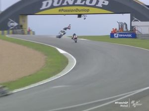 Crash Horor Adik Rossi di FP II Moto2 GP Prancis, Sampai Terbang