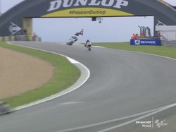 Crash Horor Adik Rossi di FP II Moto2 GP Prancis, Sampai Terbang