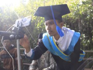 Kisah Perjuangan Wisuda Online, Mahasiswa Ini Naik Bukit Demi Cari Sinyal Kisah Perjuangan Wisuda Online, Mahasiswa Ini Naik Bukit Demi Cari Sinyal