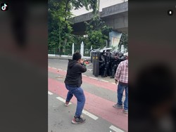 Kocak, 8 Momen Viral Mahasiswa Saat Demo Omnibus Law Ini Bikin Ngakak