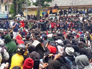 DPRD Bojonegoro Sebut Isi UU Cipta Kerja Omnibus Law Rugikan Buruh DPRD Bojonegoro Sebut Isi UU Cipta Kerja Omnibus Law Rugikan Buruh