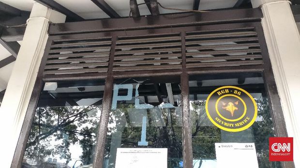Pihak Universitas Islam Bandung (Unisba) melaporkan dugaan kasus aparat kepolisian menembakkan gas air mata ke dalam kampus. Kejadian tersebut sebagai buntut dari aksi penolakan Omnibus Law Undang-undang Cipta Kerja.