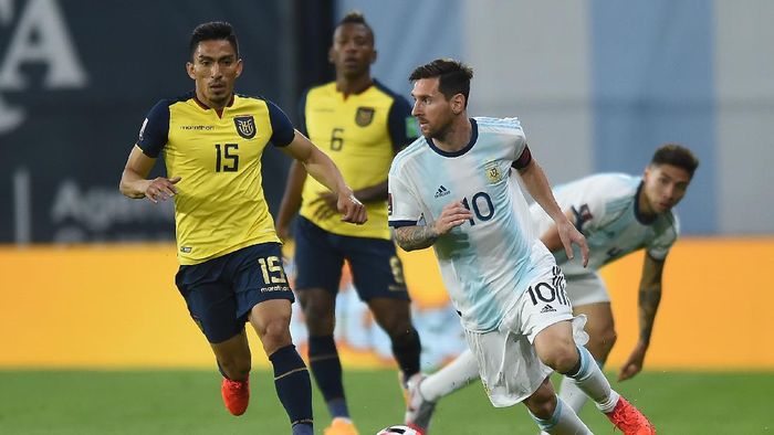 Argentina BUENOS AIRES, ARGENTINA - OCTOBER 08: Lionel Messi of Argentina controls the ball during a match between Argentina and Ecuador as part of South American Qualifiers for Qatar 2022 at Estadio Alberto J. Armando on October 08, 2020 in Buenos Aires, Argentina. (Photo by Marcelo Endelli/Getty Images)