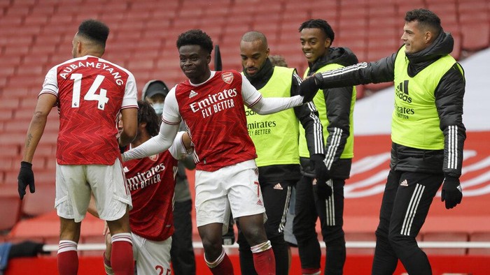 Arsenals Bukayo Saka, center, celebrates with teammates after scoring the opening goal of the game during the English Premier League soccer match between Arsenal and Sheffield United at the Emirates Stadium in London, Sunday, Oct. 4, 2020. (AP Photo/Kirsty Wigglesworth)