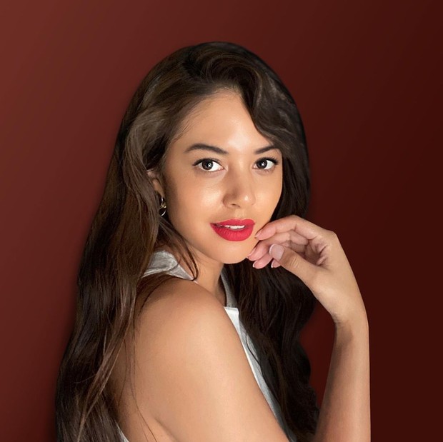 B pesona kulit eksotis yang dimiliki Aurelie juga dianggap mampu merepresentasikan kecantikan khas wanita Indonesia.