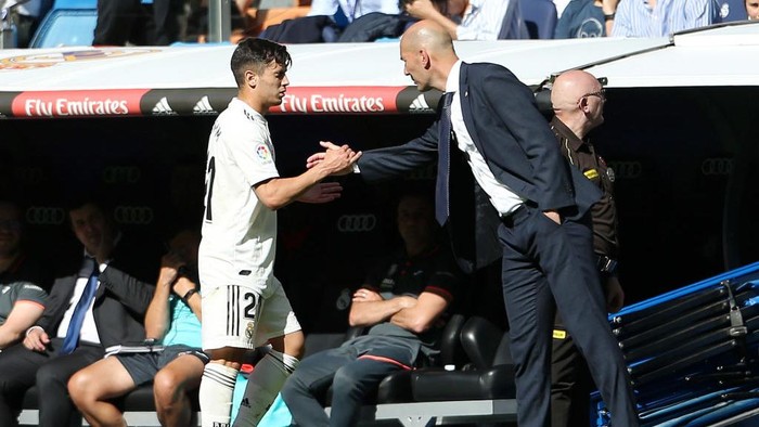 MADRID, SPAIN - MAY 05: Zinedine Zidane, Manager of Real Madrid (R) shakes hands with Brahim Diaz of Real Madrid during the La Liga match between Real Madrid CF and Villarreal CF at Estadio Santiago Bernabeu on May 05, 2019 in Madrid, Spain. (Photo by Angel Martinez/Getty Images)