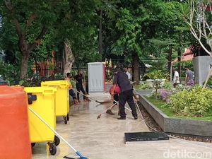 Petugas Masih Benahi Kerusakan Fasum Dampak Demo Omnibus Law di Surabaya Petugas Masih Benahi Kerusakan Fasum Dampak Demo Omnibus Law di Surabaya