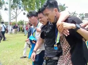 Massa Merasa Tak Dihargai Ketua DPRD, Demo Tolak Omnibus Law di Jambi Ricuh