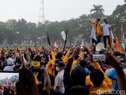 Hujan, Aksi Mahasiswa Tolak Omnibus Law di Kantor Gubernur Sumsel Berlanjut