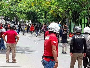 Demo Omnibus Law di Brebes Diwarnai Kericuhan dan Gas Air Mata