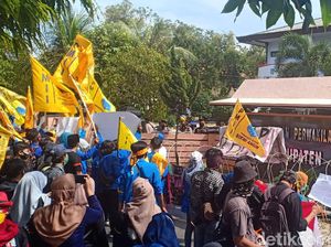 Demo Omnibus Law di Nganjuk, Mahasiswa Kirim Keranda Jenazah ke DPRD
