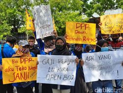 Tolak Omnibus Law, Mahasiswa Ngawi Bawa Pocong Dan Keranda Jenazah ke DPRD