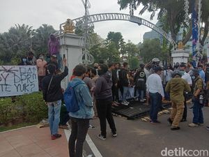 Demo di Depan Grahadi Ricuh, Berapa Kerugian Pemprov Jatim?