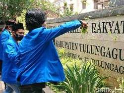 Demo Tolak Omnibus Law Tulungagung, Mahasiswa Tabur Bunga di DPRD
