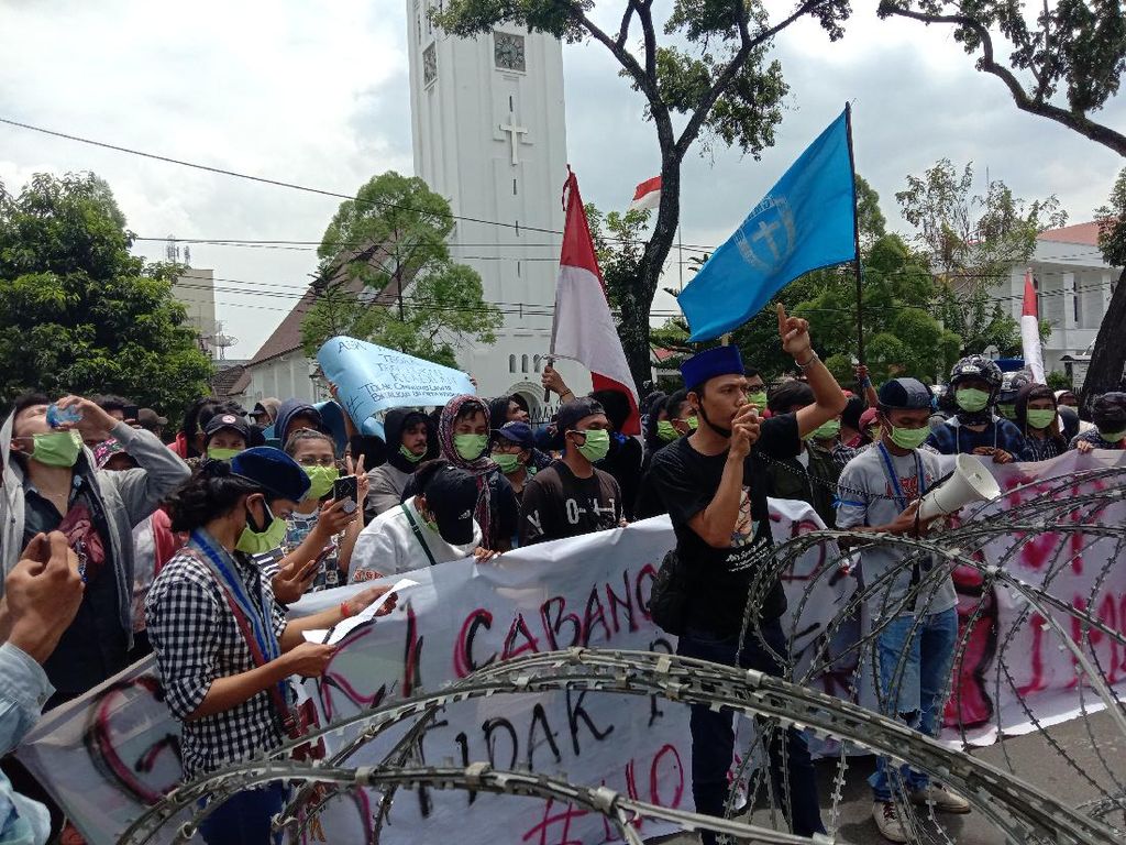 Ada Demo Tolak Omnibus Law, Jalan di Depan Kantor Gubsu Ditutup Ada Demo Tolak Omnibus Law, Jalan di Depan Kantor Gubsu Ditutup