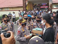 Polda Jatim Tetapkan 14 Tersangka Perusakan Fasum dalam Demo Omnibus Law
