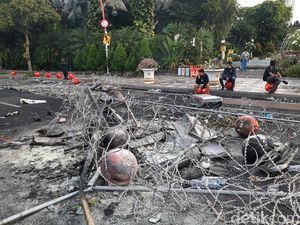 Sederet Fasum yang Rusak dalam Demo Omnibus Law di Surabaya