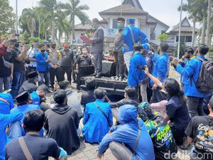 Temui Mahasiswa, DPRD Bondowoso Janji Sampaikan Aspirasi Tolak UU Cipta Kerja