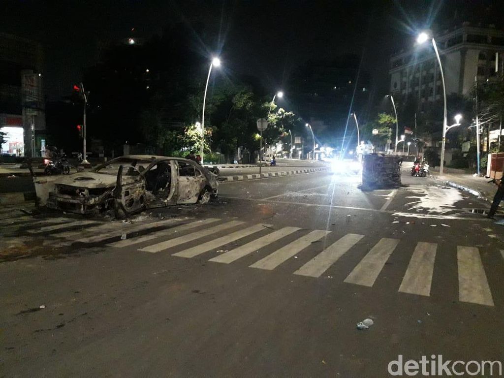 2 Mobil Hangus Terbakar di Tengah Jalan di Cikini