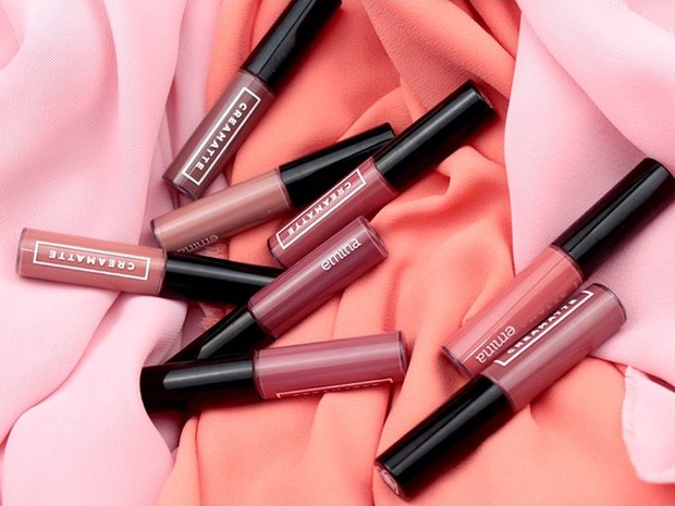 Haico memiliki lipstik dan lip cream dengan lima varian warna yang disesuaikan dengan kebutuhan scene syuting.