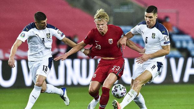 Norway's Erling Braut Haaland, center, and Serbia's Stefan Mitrovic, left, and Nikola Milenkovic compete for the ball during the Euro 2020 playoff semifinal soccer match between Norway and Serbia at Ullevaal Stadium, in Oslo, Norway, Thursday, Oct. 8, 2020. (Fredrik Varfjell/NTB scanpix via AP)