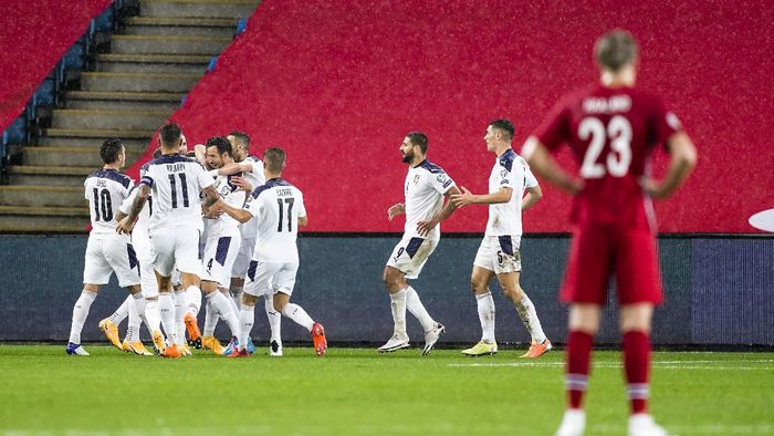 Erling Braut Haaland Norways player Erling Braut Haaland, right, watches Serbias players cheer over a goal scored by teammate Sergej Milinkovic-Savic, during the Euro 2020 playoff semifinal soccer match between Norway and Serbia at Ullevaal Stadium, in Oslo, Norway, Thursday, Oct. 8, 2020. (Stian Lysberg Solum/NTB scanpix via AP)