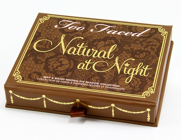 Selanjutnya Haico menghias area mata dengan eye shadow dari Too Faced yang Natural of Night.