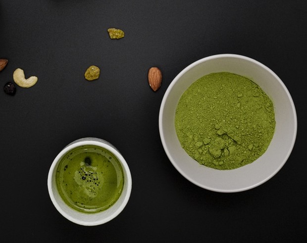 campuran almond, yogurt, teh hijau dapat digunakan untuk merawat wajah sebagai scrub alami