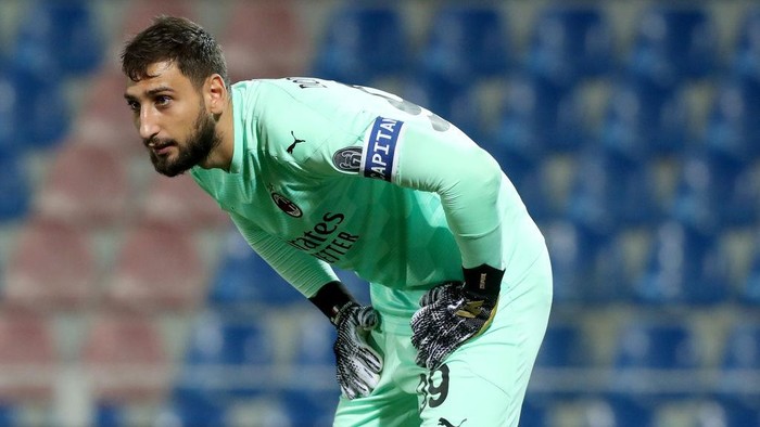 CROTONE, ITALY - SEPTEMBER 27:  Gianluigi Donnarumma of Milan during the Serie A match between FC Crotone and AC Milan at Stadio Comunale Ezio Scida on September 27, 2020 in Crotone, Italy. (Photo by Maurizio Lagana/Getty Images)